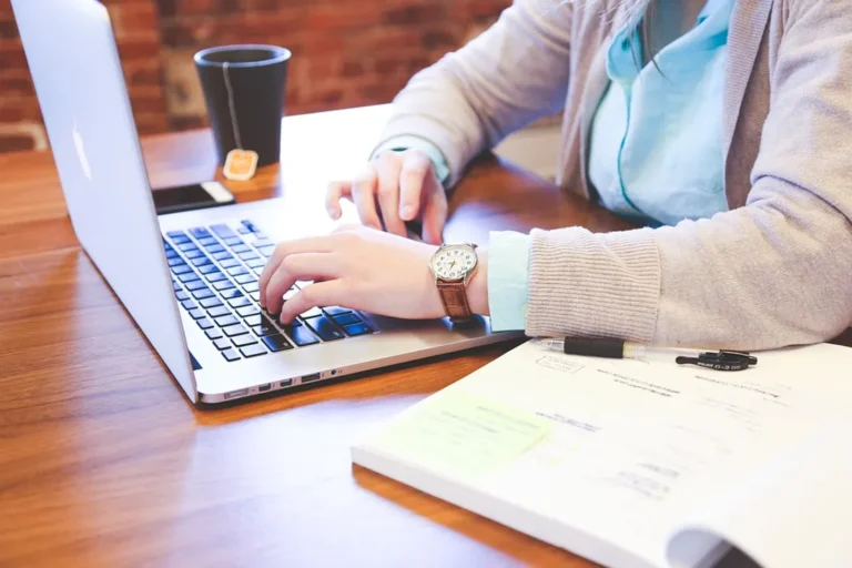 personne utilisant un ordinateur a letranger