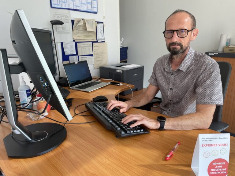 personne utilisant un ordinateur en consultant pole emploi