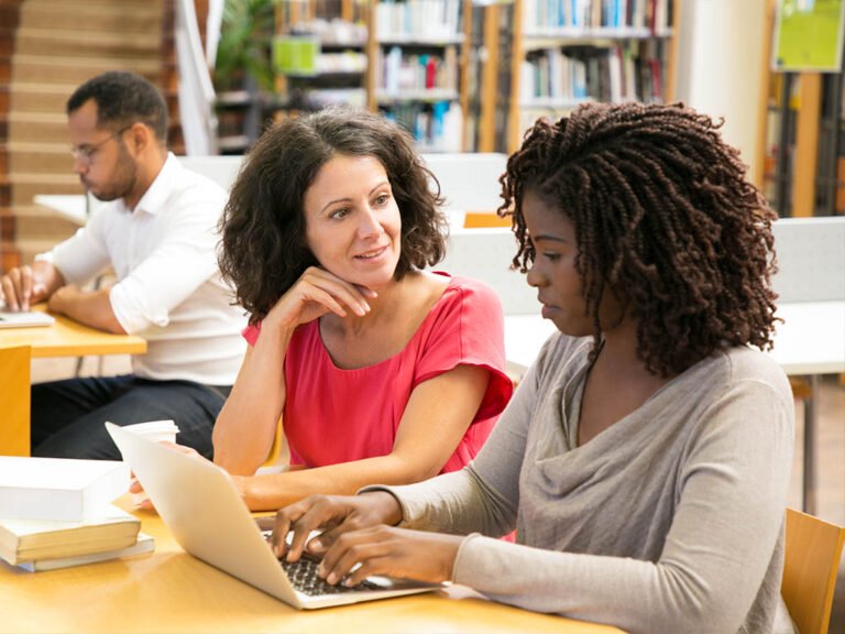 personne utilisant un ordinateur pour sinscrire 1