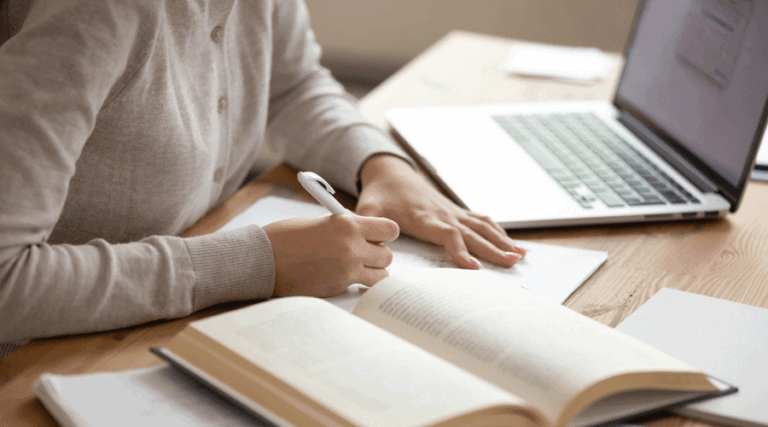 personne utilisant un ordinateur pour sinscrire
