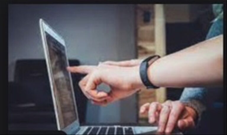 personne utilisant un ordinateur pour sinscrire
