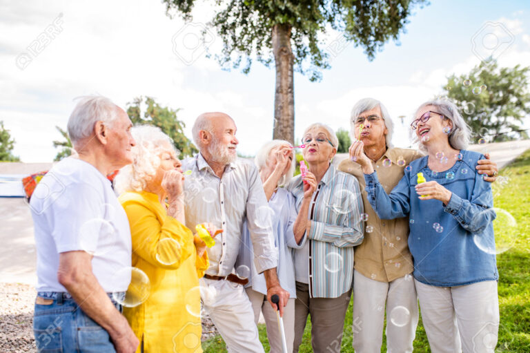 personnes agees souriant ensemble en exterieur