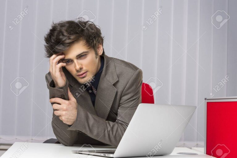 personnes au bureau avec expressions de deception