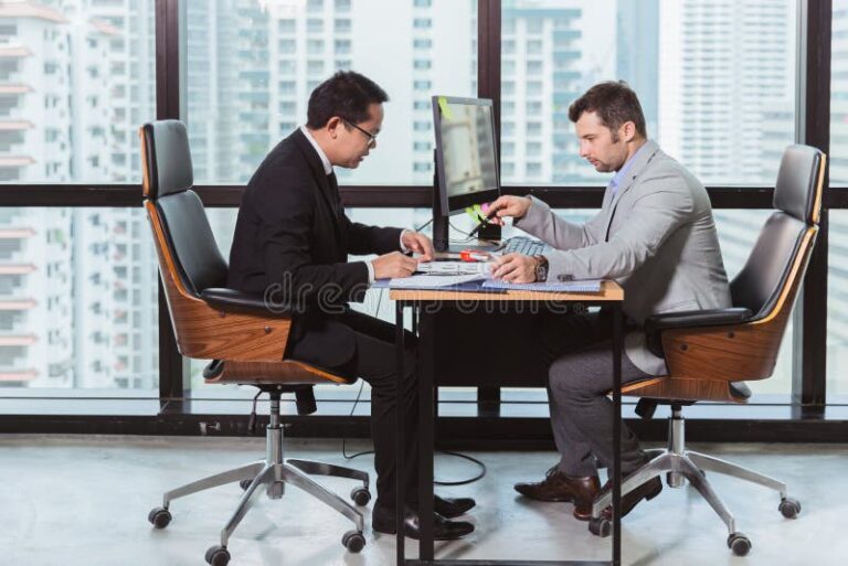 personnes en discussion dans un bureau