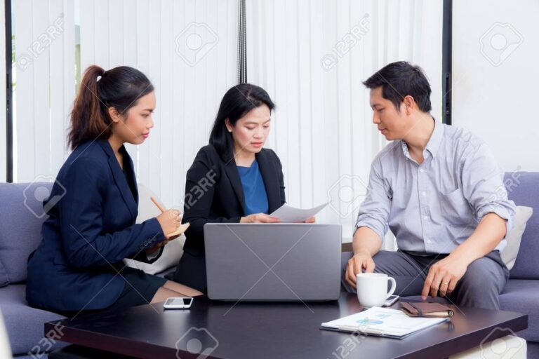 personnes en reunion autour dun ordinateur