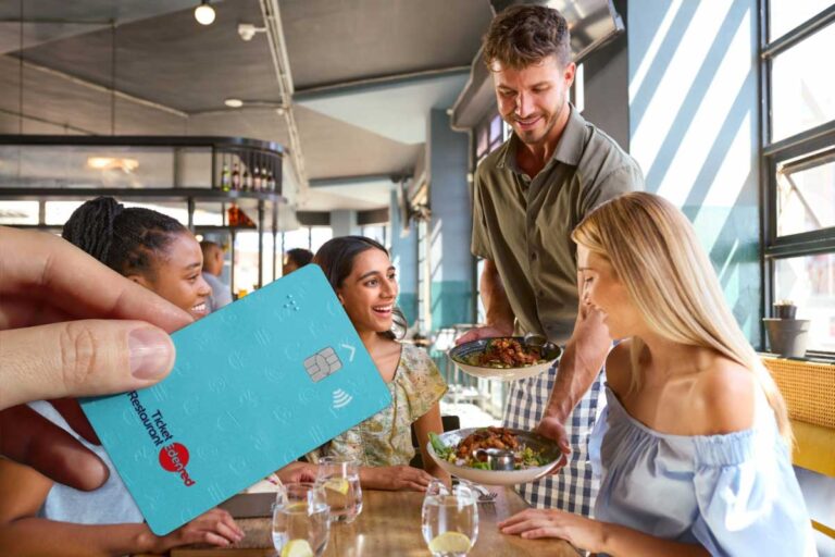 personnes utilisant des tickets restaurant ensemble