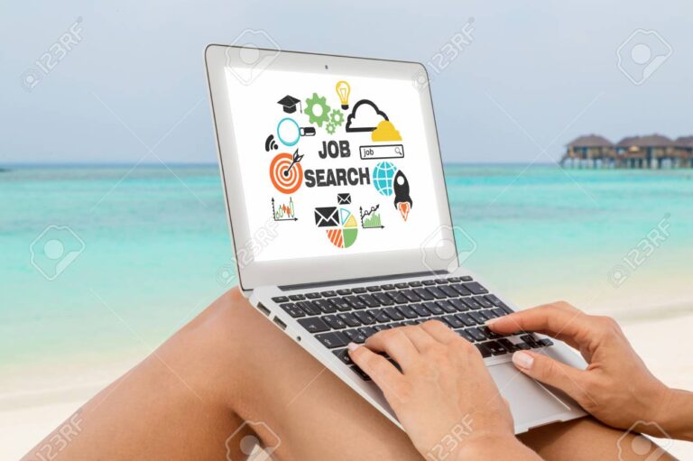 plage avec jeunes cherchant des emplois