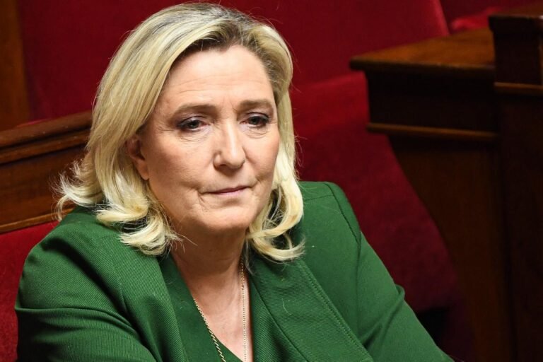 Quel est l'âge actuel de Marine Le Pen 2 portrait de marine le pen en 2023