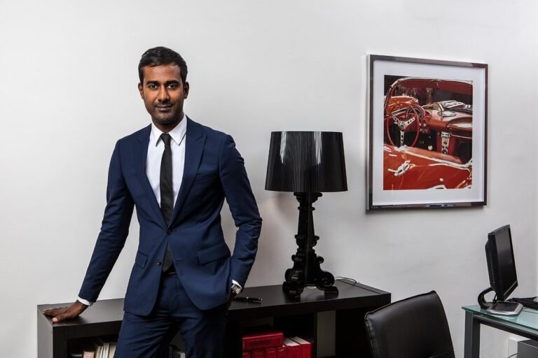 Qui est Gérard Serfaty, l'avocat pénaliste renommé à Paris 2 portrait dun avocat dans un cabinet