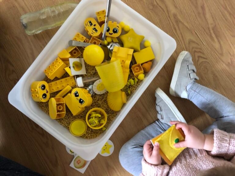 que mettre dans une boite a toucher pour stimuler leveil des enfants