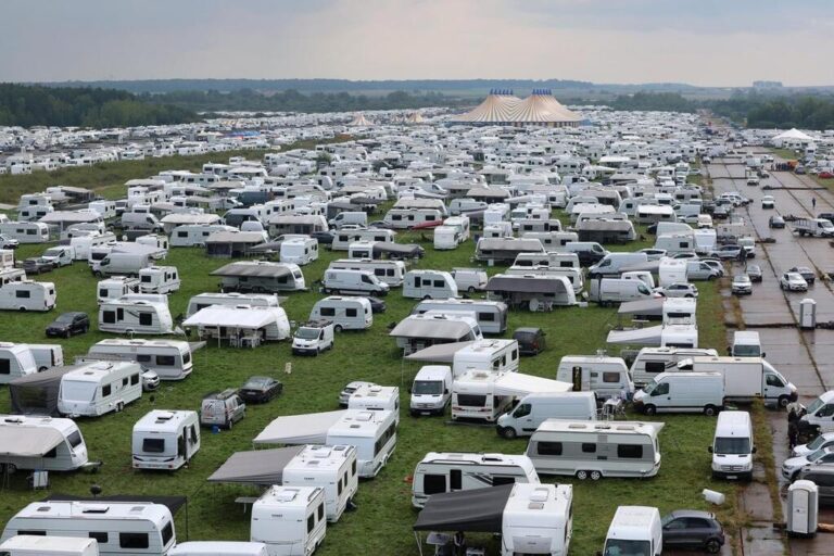 rassemblement de gens du voyage en pleine nature