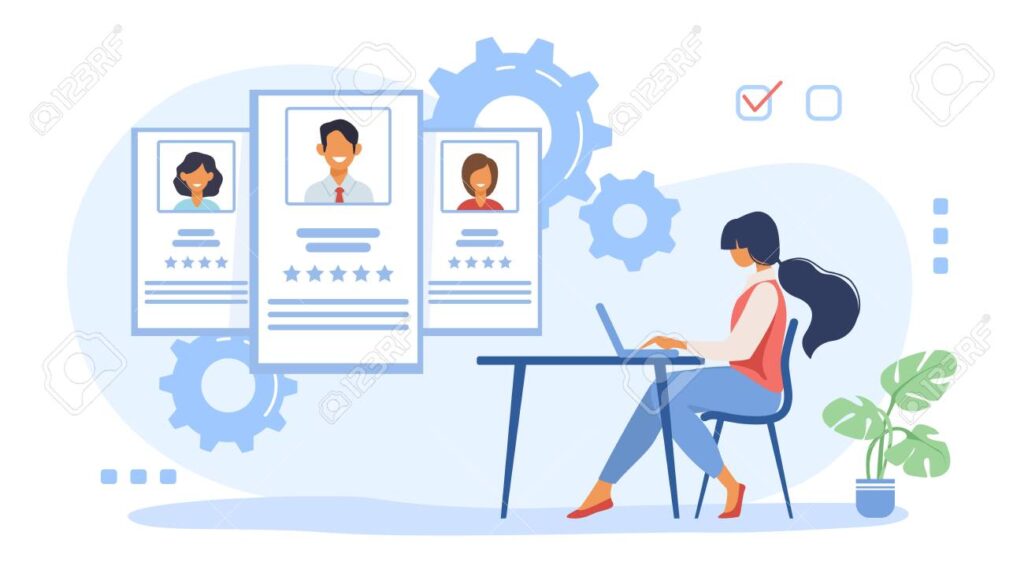 recruteur analysant des profils en ligne