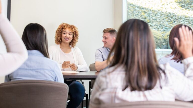 Que faire si votre syndic est en liquidation judiciaire 1 reunion de coproprietaires en pleine discussion