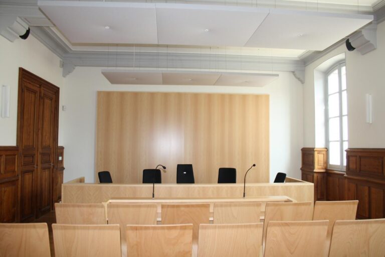 salle daudience dun tribunal administratif