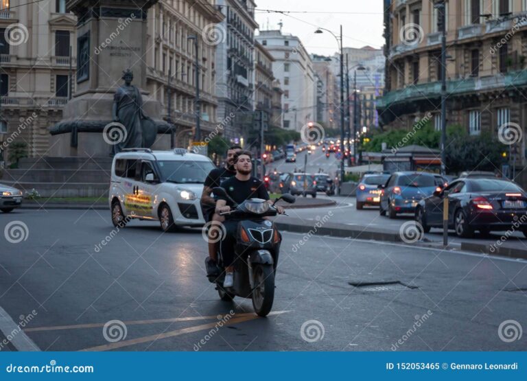 scooter sans casque en circulation