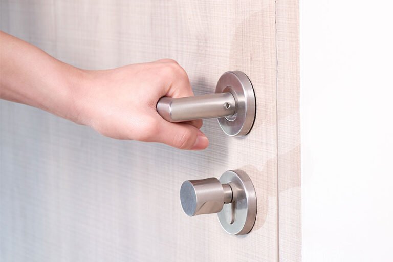 serrure en main porte fermee