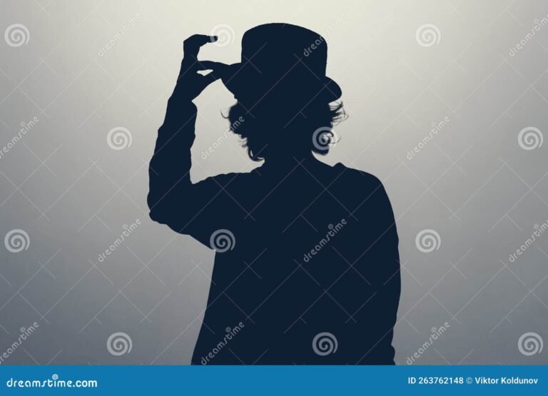 silhouette dune personne masquee au telephone