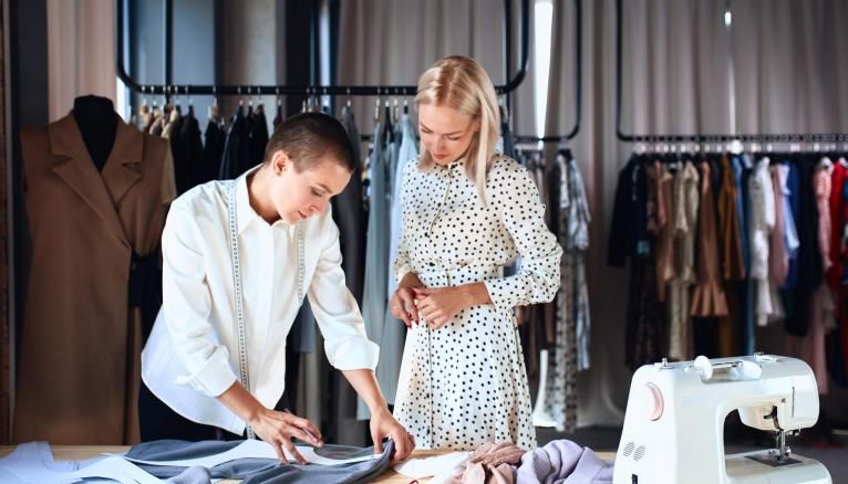 Quels sont les métiers dans la mode qui payent le mieux 1 styliste de mode en pleine creation