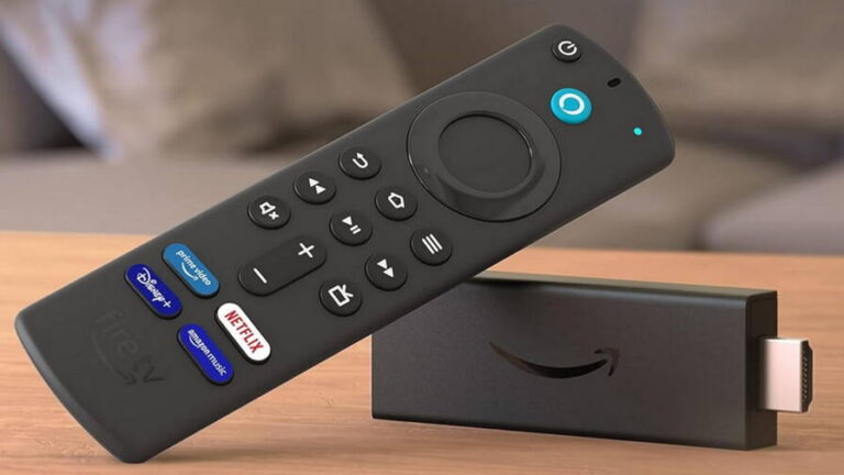 telecommande avec ecran prime video en arriere plan