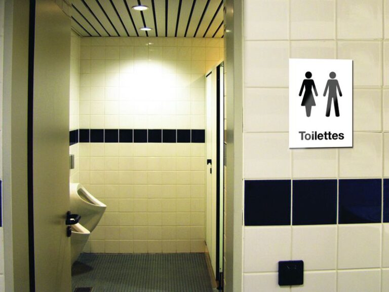 toilettes publiques avec panneau dacces