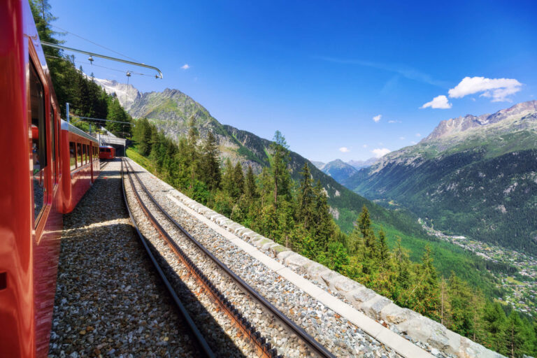train sncf traversant le paysage francais