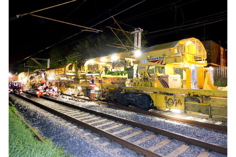 Comment la SNCF assure-t-elle l'entretien de ses voies de contact 1 trains en maintenance sur voies ferroviaires