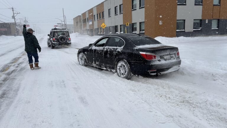 trois personnes sentraident en pleine neige