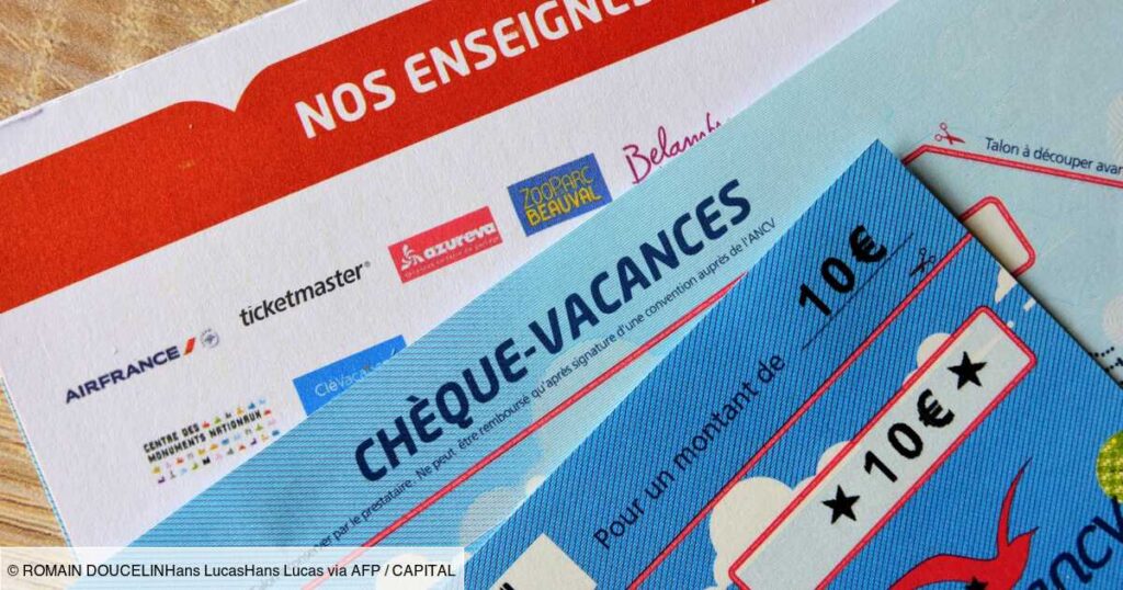 un agent de la fonction publique avec des cheques