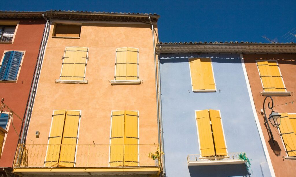 Comment la loi régule-t-elle les appartements trop chauds en été