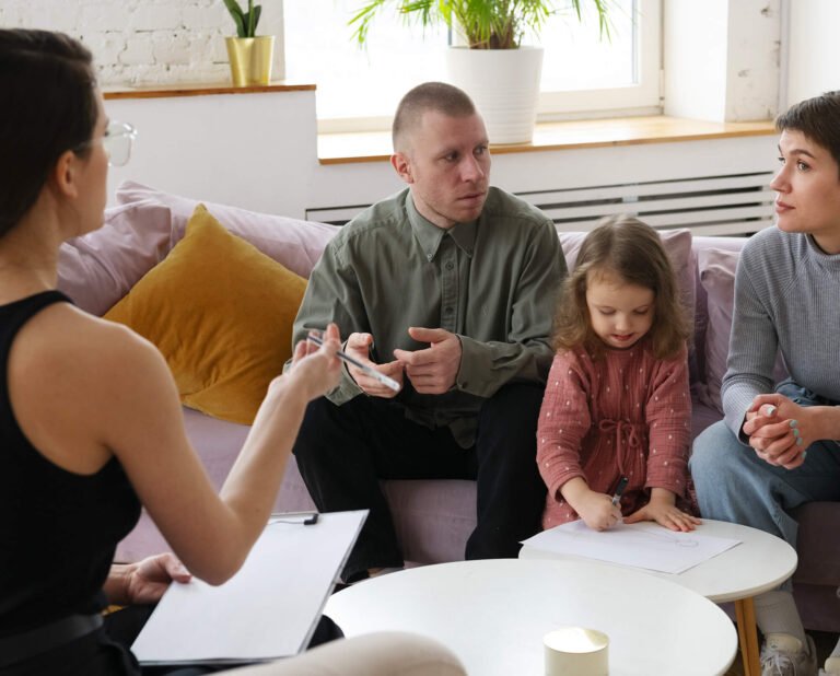 Pourquoi un assistant social s’intéresse-t-il à une information préoccupante 2 un assistant social en discussion avec une famille