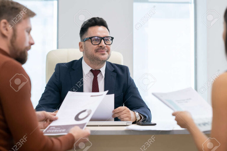 Que faire si mon employeur a fait appel aux prud'hommes 1 un avocat consultant un client en bureau