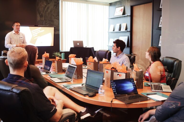 un bureau avec des employes en reunion