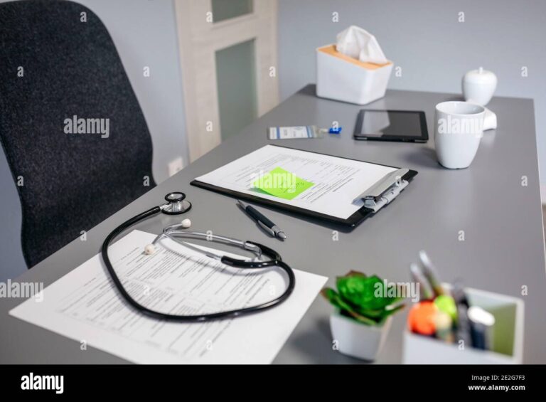 un bureau de medecin avec des documents