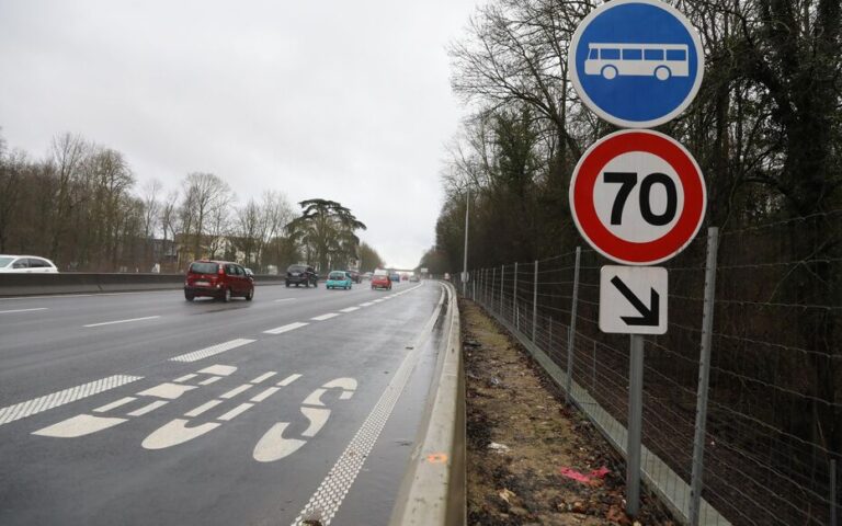 un bus circulant sur une voie dediee
