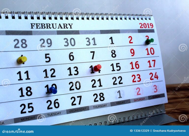 un calendrier avec des dates marquees