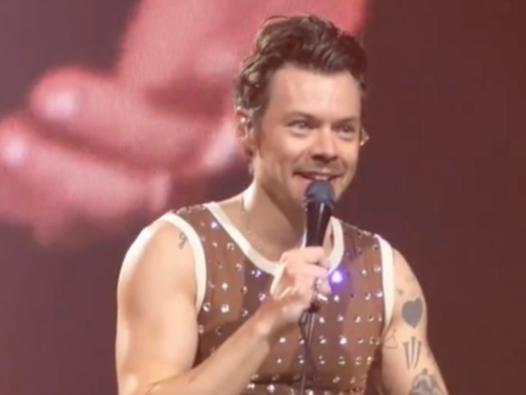 un chanteur amusant devant des toilettes