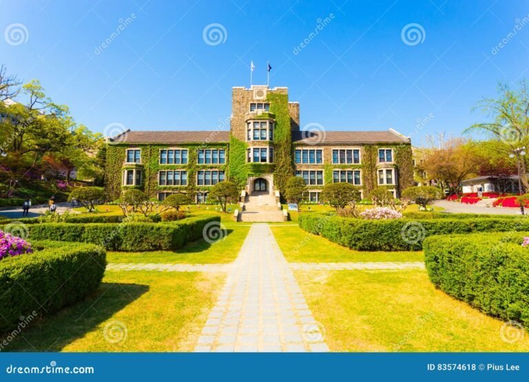 un chemin menant a un batiment administratif