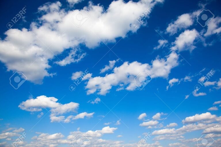 un ciel ensoleille avec des nuages legers