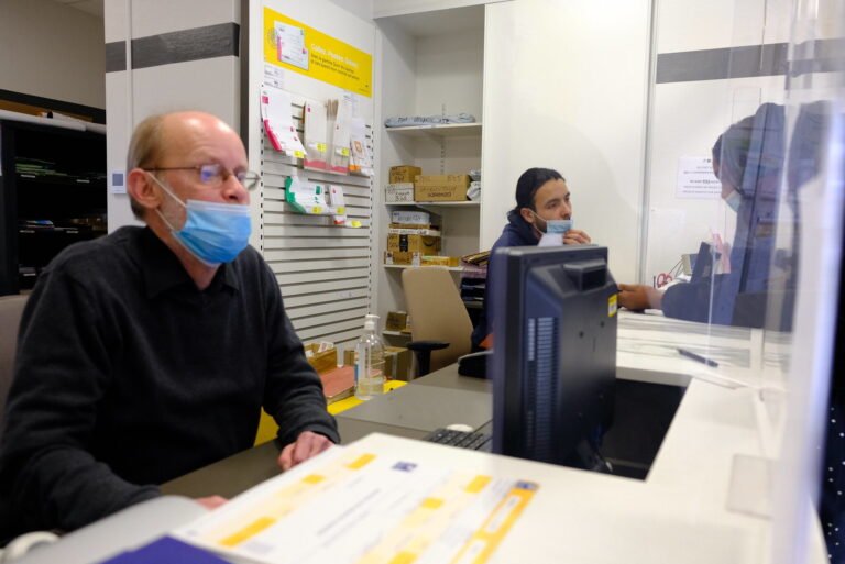 Combien de temps faut-il pour ouvrir un compte à La Poste 2 un client attendant dans une agence postale