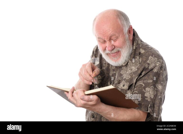 un collegue riant en lisant un message