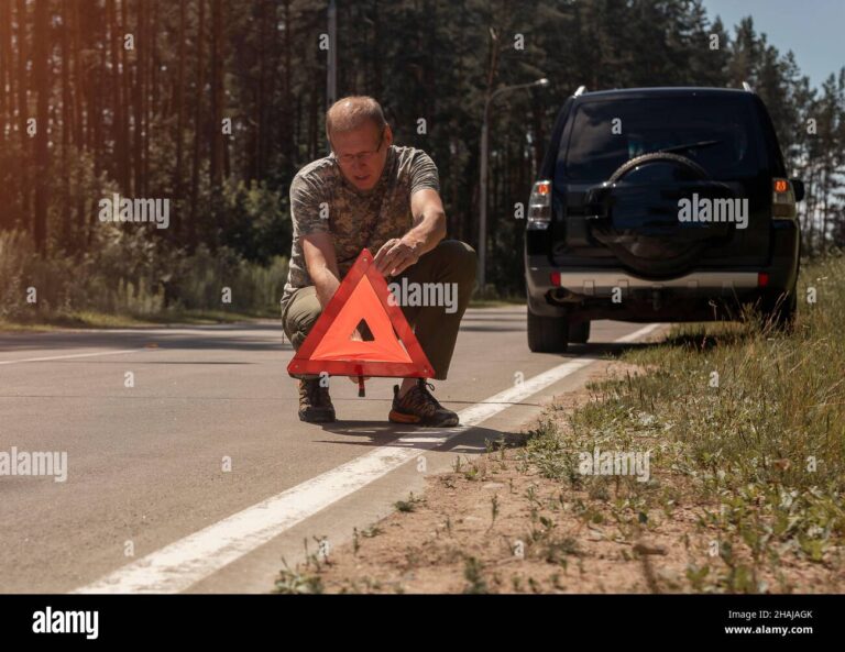 un conducteur perplexe devant un panneau de signalisation