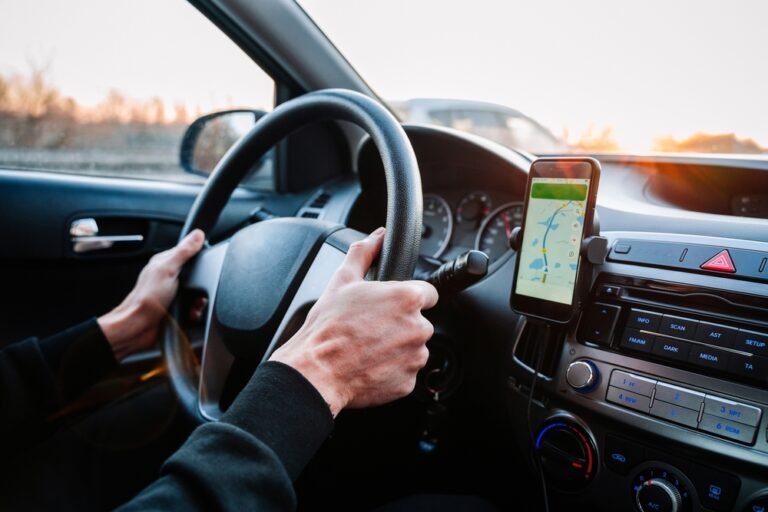 Combien de temps faut-il pour recevoir une amende pour téléphone au volant 2 un conducteur utilisant son telephone en voiture