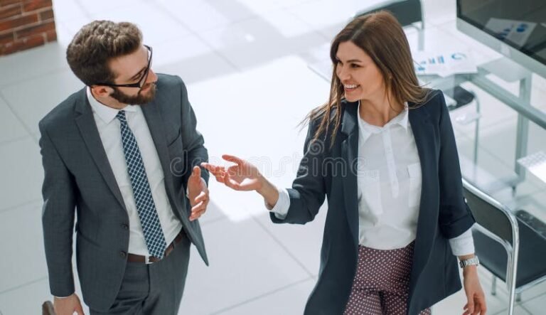 Comment gérer une relation amoureuse avec son supérieur hiérarchique 2 un couple discutant au bureau