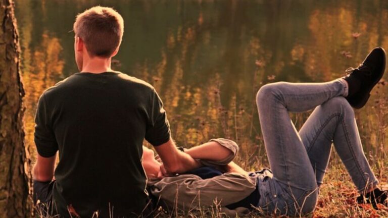 un couple discutant discretement dans un parc
