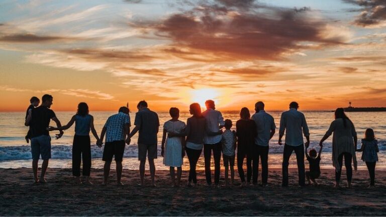 un couple eloigne en reunion familiale