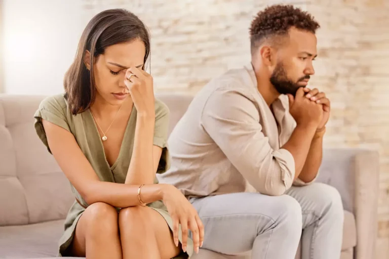 un couple en discussion conflictuelle