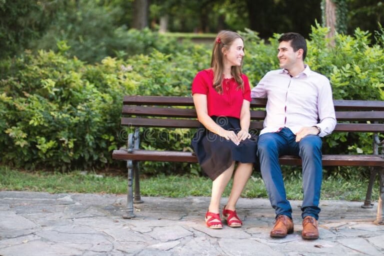 un couple en discussion dans un parc