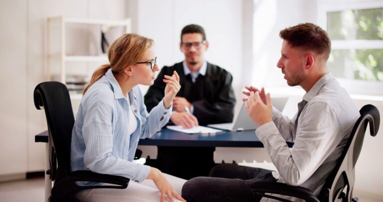 un couple en discussion devant un juge