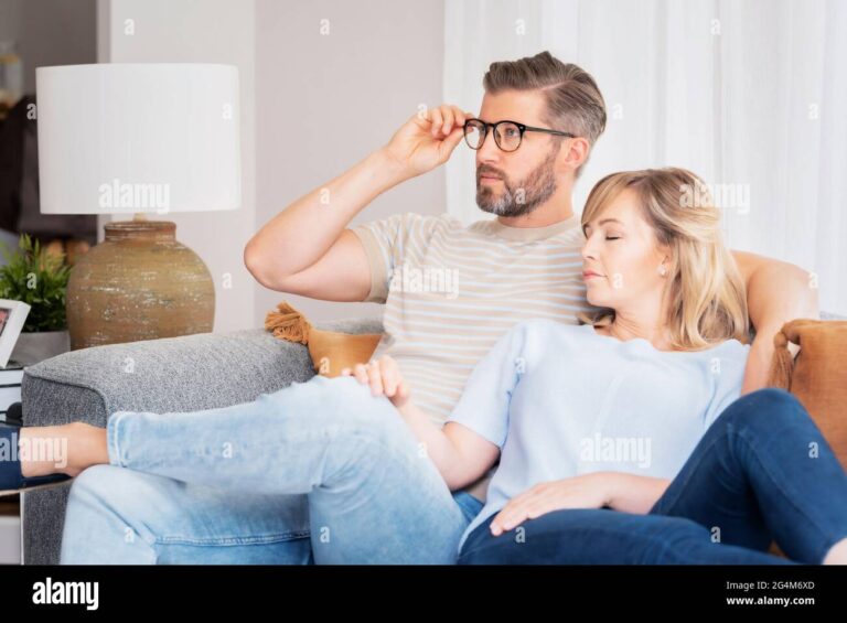 un couple se detendant ensemble a la maison