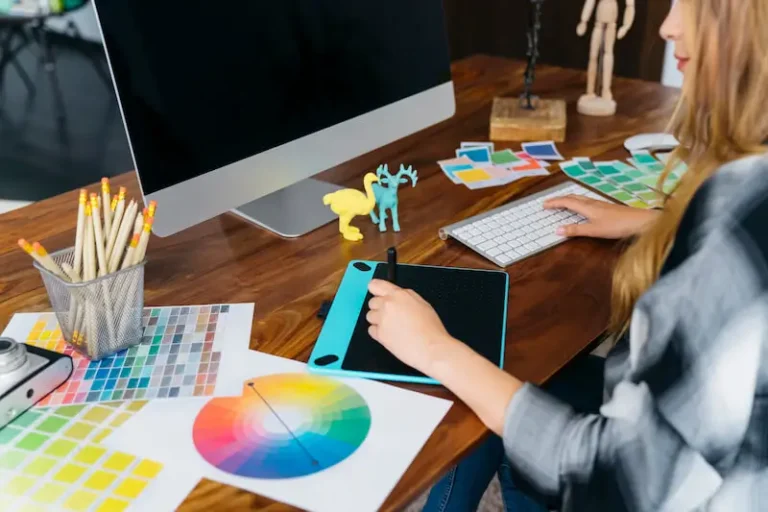 un cv creatif et colore sur un bureau